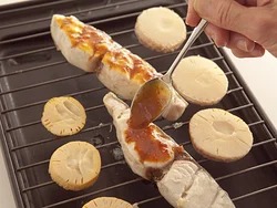 片面を焼いて返し、盛りつけで上になる面にのみ練りみそをぬる