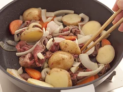 牛肉を炒めたあと野菜を加え、肉のうまみを野菜に移す
