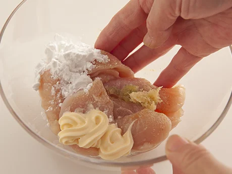 下味にマヨネーズを加えることでコクが出て、しっとりジューシーに