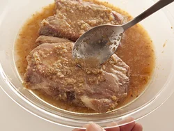 再加熱の前に味をしみさせるために、たっぶリとたれをかける