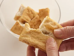 厚揚げは手でちぎると、味がしみやすく食感にも変化が出る