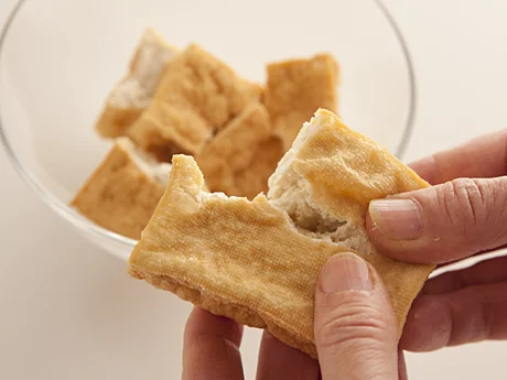 厚揚げは手でちぎると、味がしみやすく食感にも変化が出る