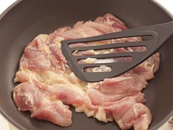 皮目を下にして押さえながら焼くと、しっかり焼けてこうばしくなる