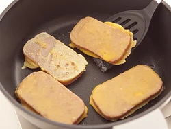 焼き色がつく程度の焼き時間でOK 。卵液には小麦粉を加えるとからみやすい