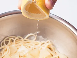 皮に残った果肉をむだなく搾って、風味づけして