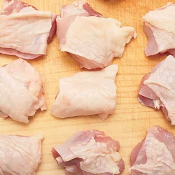 とり肉はすべてに皮がつくように切る