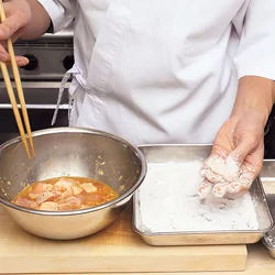 下味をもみ込み、片栗粉で包み込む