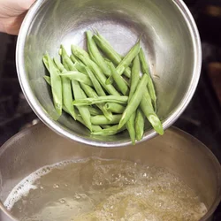 いんげんはスパゲッティをゆでている鍋に加え、色鮮やかにゆで上げる。スパゲッティにいんげんの香りがつく効果もある。