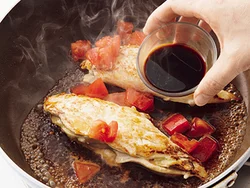 黒酢を使うことで、油脂がなくてもコクや甘みが出せる