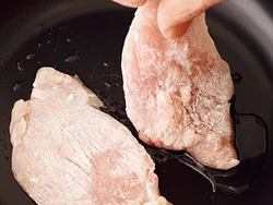粉をまぶしてうまみを閉じ込め、揚げずに焼いて
