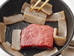 こんにゃくに肉のうまみをたっぷり吸わせる