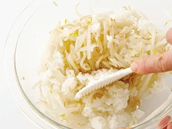 ご飯は１人120gにしたいので、ゆでたもやしを１袋混ぜて、かさ増しをする。