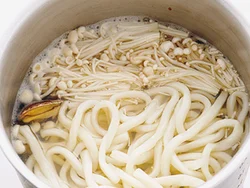 えのきたけをたっぷり入れるので、うどんは２人分１玉で大満足
