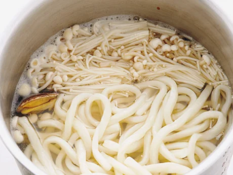 えのきたけをたっぷり入れるので、うどんは2人分1玉で大満足