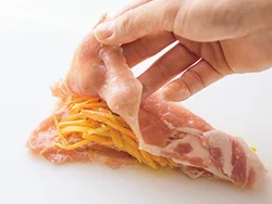 肉からはみ出ないようにこんもりとのせ、２層に重ねる