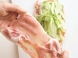 向きを変えて少し重ねたもので、レタスとチーズをはさむ