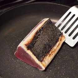 皮目に砂糖をまぶして焼き目をつける