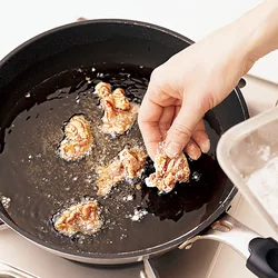 豚肉は片栗粉をまぶしつけてから、手で軽く丸めて揚げる。こうすれば、薄切り肉でも食べごたえのある仕上がりに。