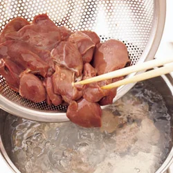 レバーは水につけてしっかりと血抜きをしたあと、臭みを抑えるためにさっとゆでる。