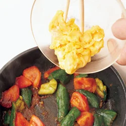 野菜を炒めたあとにいり卵を戻して混ぜ合わせることで、いり卵に火が通り過ぎず、やわらかい食感を残すことができる。