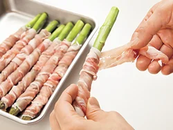 穂先から肉を少しずつ重ねながら斜めに巻きつけ、はがれないように全体を押さえる