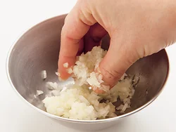 玉ねぎは塩でもんで水けを絞ってから加えると、ソースが水っぽくならない