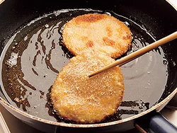 ハムはそのままでも食べられるので、ころもがきつね色に揚がればＯＫ