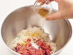 カレー粉は風味をつけるとともに、肉の臭み消しにもなる