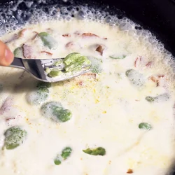 フォークの背を使って、そら豆を粗く潰す。あまり細かく潰さないほうが、食感を生かせる。フライパンが傷つきそうな場合は木べらを使っても。