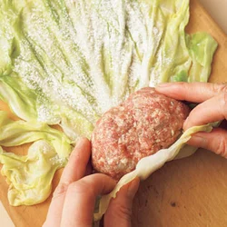 キャベツが薄い部分や破れている部分には、もう1枚重ねて巻くとよい。小麦粉がのり代わりになり、肉とキャベツをつないでくれる。