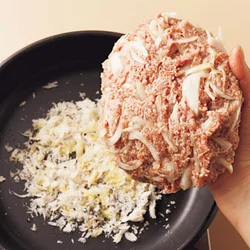 パン粉は肉だねの大きさに合わせてフライパンに広げておく。肉だねをのせ、パン粉を上からふれば、つなぎがなくてもパン粉がしっかりつく。