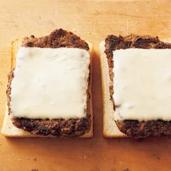 ハンバーグだねは、そのままの形で解凍して焼くと、ちょうど食パンサイズに。温かいうちにチーズをのせて、余熱で溶かして。