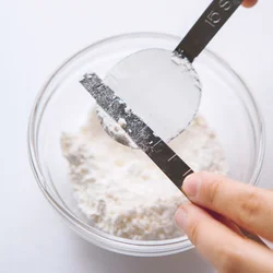 計量スプーンで粉類を計るときは、ナイフなどですりきる。