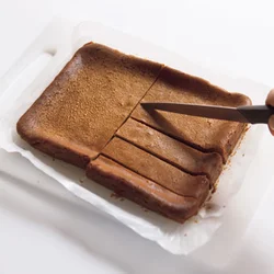 生地がしっかりと冷えて固まってから切ると、きれいな棒状に仕上がる。