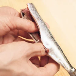 中骨の上に親指を入れ、手開きにする