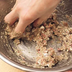 粘りが出るまでよく練り混ぜる