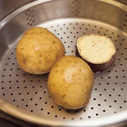 じゃがいも、さつまいもは、せいろなどの蒸し器で蒸す。ゆでるよりも水っぽくならず、いものホクホク感が出る。