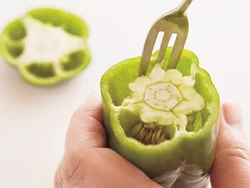 フォークを使って種とわたを取り除く