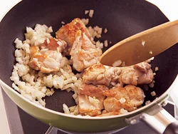 玉ねぎをフライパンに加えたら、さっと炒めてたれを加え、食感を残すように仕上げる。