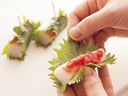 梅肉は１つの面にぬり、その面で青じそを巻き終わるようにし、ようじで留める