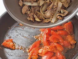 トマトの水分をとばしてから豚肉と玉ねぎを戻し入れると、水っぽくならずに仕上がる