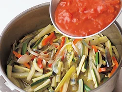 夏野菜は拍子木切りにすることで早く火が通り、カットトマトとのからみもよくなる