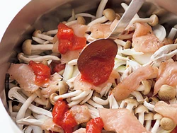 トマトのうまみがとり肉や下の野菜に移り、おいしくなる