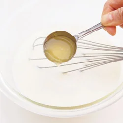かぼすは酸を含んでいるので、でき上がりの直前に加えて混ぜると分離しにくくなる。