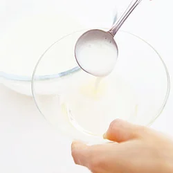ゼラチンを加えるときは、ジュレのベースから少量取り分け、ゼラチンとよく混ぜてから加えると全体が均一に混ざる。