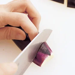 なすは斜めに切り込みを入れる。こうすることで、短時間でよく火が通り、味がしっかりとしみる。