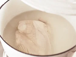 火を止めてふたをし、余熱で火を通すと肉がやわらかく仕上がる