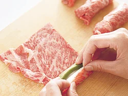 肉で包み込むようにしてしっかりと巻く
