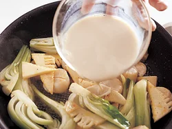 油がまわる程度に炒め、合わせ調味料を加える