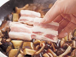 豚肉は、炒めた野菜に合わせ調味料を加えた上にのせ、蒸し煮にするとやわらかく仕上がる